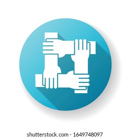 Icono de glifo de sombra larga de diseño azul lealtad. Conexión social, unión colectiva. Amistad, unidad, trabajo en equipo y fidelidad. Gente cogiendo la mano en la ilustración de color RGB