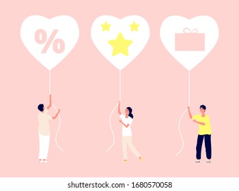 Treueprogramm. Rabatte, Boni und Geschenke für Kunden. Manager halten Ballons mit Symbolen für Bonussysteme, Vektorillustration