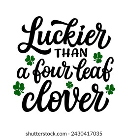 Glücklicher als ein vierblättriges Kleeblatt. Handschrift lustiges Zitat mit Kleeblättern isoliert auf weißem Hintergrund. Vektor-Typografie für St. Patrick's Day T-Shirts, Poster, Grußkarten, Banner