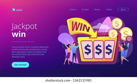 Glückliche winzige Leute, die mit einem Dollar-Schild Geld spielen und gewinnen. Spielautomat, Geldspielsieger, Jackpot-Gewinnkonzept. Website lebendige violette Landing-Website-Vorlage.