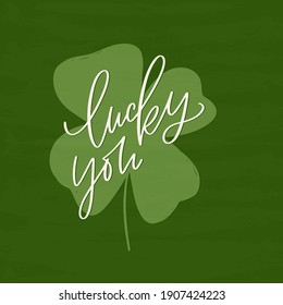 Afortunadamente, usted caligrafía diciendo con el símbolo tradicional del día de San Patricio. Imagen vectorial de fondo de shamrock verde.