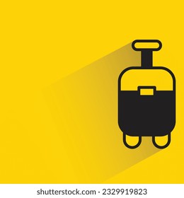 equipaje con sombra sobre fondo amarillo