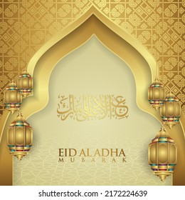 Diseño lujoso y elegante Eid Al adha saludo con color oro en caligrafía árabe, luna creciente, linterna y mezquita de puerta texturizada. ilustración vectorial.