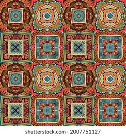 Lujoso adorno interminable de repeticiones de cuadros ornamentales. Motivos mexicanos, marroquíes y árabes. Tapiz, edredón, alfombra. Impresión multicolor para tela en vector.