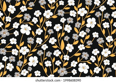 Lujoso patrón floral con flores plateadas y blancas, hojas de oro sobre fondo negro. Elegante estampado botánico decorativo con ramas florales de estilo artesanal. Diseño de vectores.