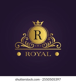Emblema de ouro luxuoso real com floreios ornamentados e coroa em fundo roxo escuro