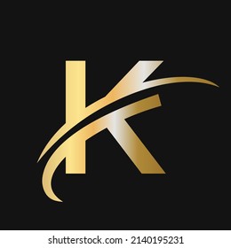 Lujoso logotipo K basado en el logotipo del negocio del alfabeto color oro. Diseño inicial del logotipo K con signo de swoosh