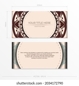 Luxuriöses Vektordesign für Postkarten in Beige Farbe mit Mandala-Ornament. Einladendes Kartendesign mit Platz für Ihren Text und abstrakte Muster.