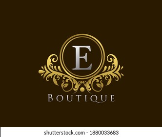 Logo De La Carta Boutique De Lujo E. Vector de diseño de insignia dorada vintage.