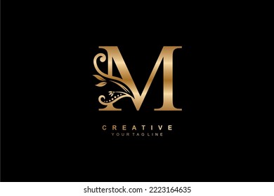 
diseño lujoso y elegante de la letra dorada M con adornos florales y de hojas. logotipo M inicial. florece la letra de tipografía monográfica M. Feather logo. boutique de logotipo, hotel, restaurante. negocio, empresa, etc.