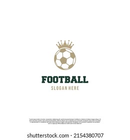 diseño de logotipo de fútbol de lujo en un fondo aislado, concepto de logo del rey de fútbol de oro