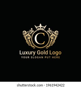 Vector de logotipo de la corona de oro de lujo, icono de la letra C