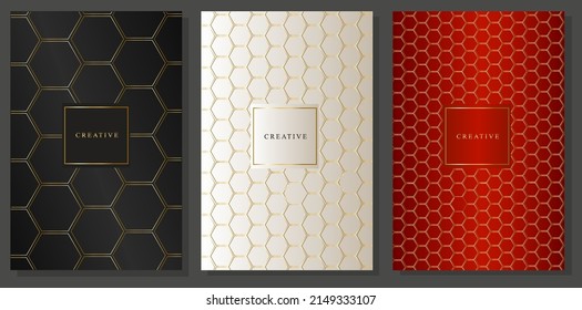 Luxuriöse goldene Designdecken. Futuristische goldene Wabenmosaike auf schwarz, platiniert und rotem Hintergrund. Metallische geometrische Struktur von Tapetenzellen, Vektorbroschüre. Sechskantformen, verschiedene Größen.