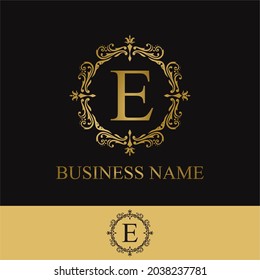 Carta dorada inicial de lujo con marco ornamental floreado para Hotel, Restaurante, Joyería, Boutique, Cosmética, Salón y Spa, Concepto de diseño con logotipo de empresa de boda