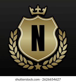 Luxo Golden Royal Emblem Monogram Badge na Coroa com a Letra N em Crest Shield e Laurel Wreath no fundo preto