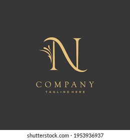 Letra de lujo patrón inicial del logotipo N en color oro. Vector de plantilla de logotipo premium real
