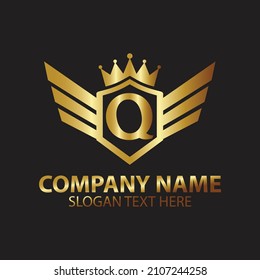 Letra de lujo Q Wing Gold con plantilla de logotipo Shield Crown, logotipo Golden Wing Shield Luxury carta inicial Q