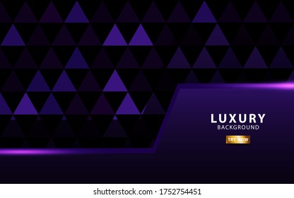 El fondo de las capas superiores púrpura de lujo. Efecto de luz realista sobre el fondo triangular púrpura texturizado.