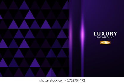 El fondo de las capas superiores púrpura de lujo. Efecto de luz realista sobre el fondo triangular púrpura texturizado.