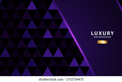 El fondo de las capas superiores púrpura de lujo. Efecto de luz realista sobre el fondo triangular púrpura texturizado.