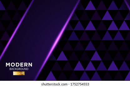 El fondo de las capas superiores púrpura de lujo. Efecto de luz realista sobre el fondo triangular púrpura texturizado.