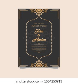Luxuriöse Hochzeitseinladungskarte Vektor. Reiche Hintergründe aus Rokokoko. Königlich-viktorianisches Musterschmuck. Made mit goldener Folie einzeln auf schwarzem Hintergrund. Vektorgrafik.