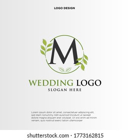 M Logo inicial del vector de belleza, logotipo de escritura a mano de firma inicial, boda, moda, joyas, boutique, floral y botánica con plantilla creativa para cualquier empresa o negocio.