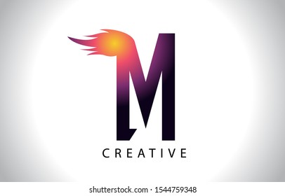 M Flame Letra Diseño De Icono Con Llama De Fuego. Ilustración vectorial de aspecto creativo en colores morados magenta.