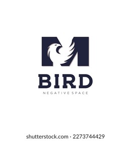 M Logo de la letra inicial del ave en un espacio negativo simple y minimalista