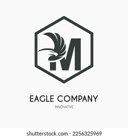 M Carta con plantilla de Idea con logotipo de iconos de alas águilas. Concepto de logotipo de negocios clásico de Eagle Head