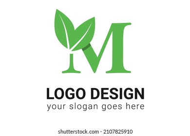 M letra eco logotipo con hoja. Tipo de vectores para afiches de naturaleza, emblema ecológico, identidad vegana, tarjetas botánicas y de hierbas, etc. Ecología M con logotipo de letra verde.