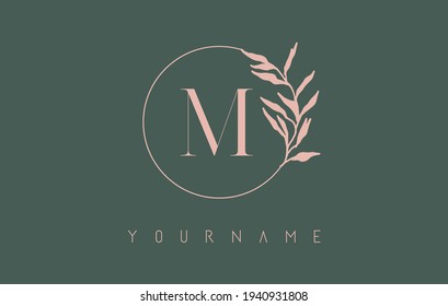 M Diseño del logotipo de la letra con círculo rosa polvo y hojas sobre fondo verde. Letra inicial M Ilustración vectorial con elementos botánicos. Concepto de diseño de plantilla vectorial de naturaleza con letra M.
