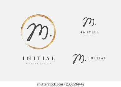 Logo de M. Letra original en círculo dorado. Firma inicial. Diseñar monograma de escritura a mano de moda. Nombre de identidad manuscrito. Tipo de letra de pincel abstracto. Caligrafía de escritura de pincel. Escribir script. Vector 