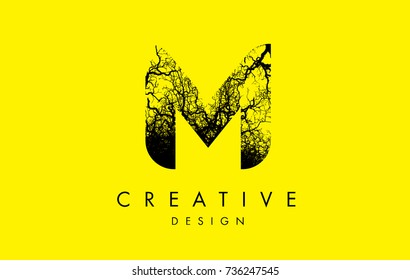 Letra com logotipo M feita de galhos de árvore preta. Projeto de carta de árvore com estilo criativo minimalista.