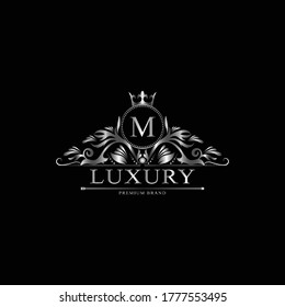 M Logo De Lujo. La plantilla florece con líneas caligráficas elegantes de adorno. Signo de negocio, identidad para Restaurante, Royalty, Boutique, Cafe, Hotel, Heraldic, Joyería, Moda y otras ilustraciones vectoriales