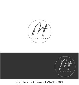  M T MT Escritura manuscrita inicial y logotipo de la firma.	