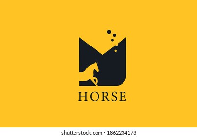 Icono de la letra del alfabeto M amarillo de caballo negro con forma de stallion dentro. Diseño creativo para empresas y negocios