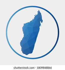 Icono de Madagascar. Mapa poligonal del país en anillo degradado. Signo redondo bajo de poli en Madagascar. Ilustración vectorial.