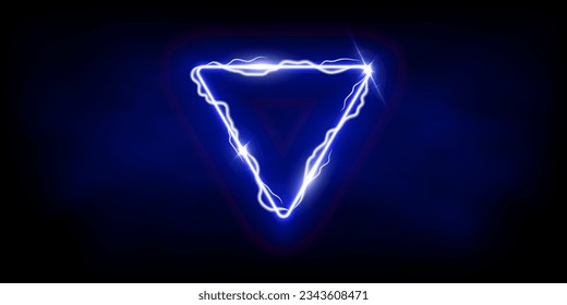 El triángulo azul mágico de los rayos azules de la tormenta de truenos. Borde eléctrico mágico y luminoso. Marco de plasma con el efecto de luz eléctrica de rayo de abajo sobre el fondo de niebla oscura.