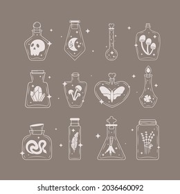 Botellas mágicas en forma de doodle con plumas, serpiente, luna, lavanda, champiñones, etc. Conjunto vectorial de plantillas de logotipo. Se puede usar para pegatinas, logos, tiendas esotéricas.