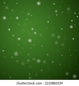 El fondo de navidad de la nieve cae mágicamente. Sutiles copos de nieve volando y estrellas sobre fondo verde navideño. Escenario de vacaciones de nieve en caída mágica.   Ilustración vectorial cuadrada.