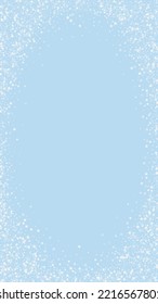 Zauberhafter, fallender Schneeschuhhintergrund. Subtile fliegende Schneeflocken und Sterne auf hellblauem Winterhintergrund. Zauberhafte Winterurlaubslandschaft.   Vertikale Vektorgrafik.