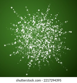 El fondo de navidad de la nieve cae mágicamente. Sutiles copos de nieve volando y estrellas sobre fondo verde navideño. Escenario de vacaciones de nieve en caída mágica.   Ilustración vectorial cuadrada.
