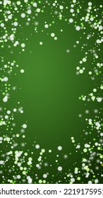 El fondo de navidad de la nieve cae mágicamente. Sutiles copos de nieve volando y estrellas sobre fondo verde navideño. Escenario de vacaciones de nieve en caída mágica.   Ilustración vectorial vertical.