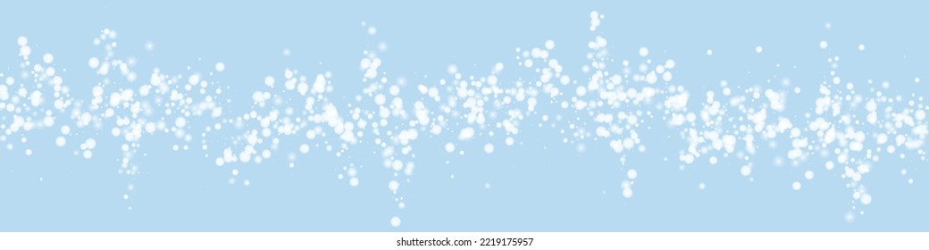 Zauberhafter, fallender Schneeschuhhintergrund. Subtile fliegende Schneeflocken und Sterne auf hellblauem Winterhintergrund. Zauberhafte Winterurlaubslandschaft.   Panoramavektorgrafik.