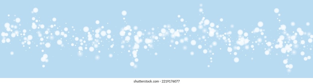 El fondo de navidad de la nieve cae mágicamente. Sutiles copos de nieve volando y estrellas en el fondo azul claro del invierno. Escenario de vacaciones de nieve en caída mágica.   Ilustración de vector panorámica.