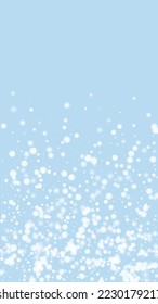 Zauberhafter, fallender Schneeschuhhintergrund. Subtile fliegende Schneeflocken und Sterne auf hellblauem Winterhintergrund. Zauberhafte Winterurlaubslandschaft. Vertikale Vektorgrafik.