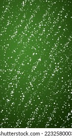 Zauberhafter, fallender Schneeschuhhintergrund. Subtile fliegende Schneeflocken und Sterne auf Weihnachtsgrünem Hintergrund. Zauberhafte Winterurlaubslandschaft.   Vertikale Vektorgrafik.