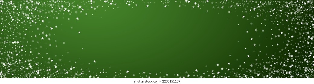 El fondo de navidad de la nieve cae mágicamente. Sutiles copos de nieve volando y estrellas sobre fondo verde navideño. Escenario de vacaciones de nieve en caída mágica.   Ilustración de vector panorámica.