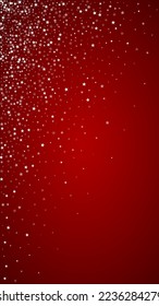 El fondo de navidad de la nieve cae mágicamente. Sutiles copos de nieve volando y estrellas de fondo rojo navideño. Escenario de vacaciones de nieve en caída mágica.   Ilustración vectorial vertical.